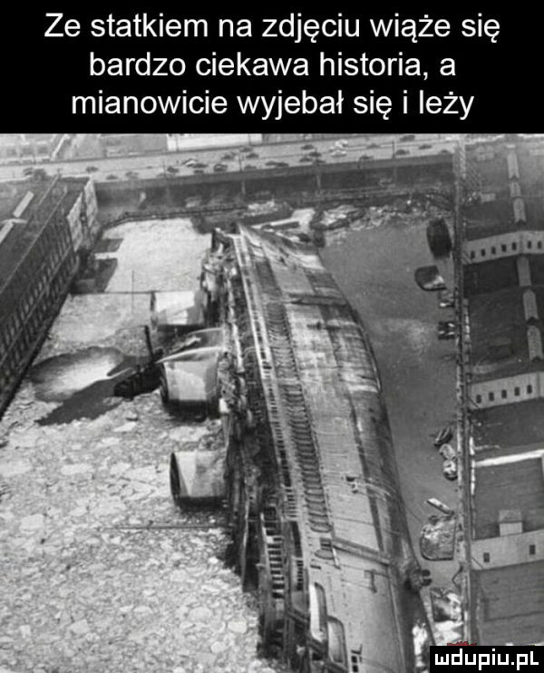ze statkiem na zdjęciu wiąże się bardzo ciekawa historia a mianowicie wyjebał się i leży a