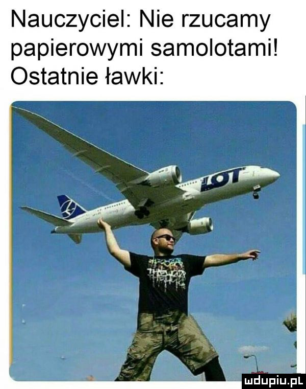 nauczyciel nie rzucamy papierowymi samolotami ostatnie ławki