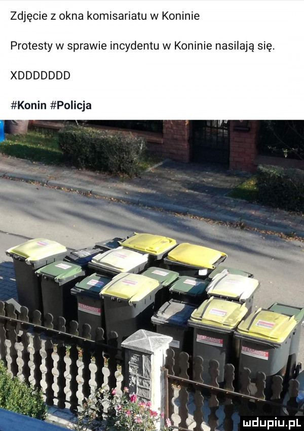 zdjęcie z okna komisariatu ocinie protesty w sprawie incydentu w koninie nasilają się. xddddddd konin policja