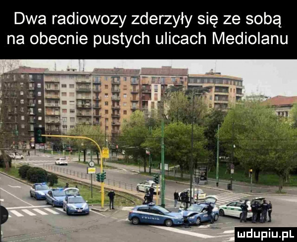 dwa radiowozy zderzyły się ze sobą na obecnie pustych ulicach mediolanu